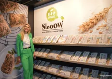 Sharon ten Berge naast de biologische broodlijn Slooow van Pandriks Bake Off.